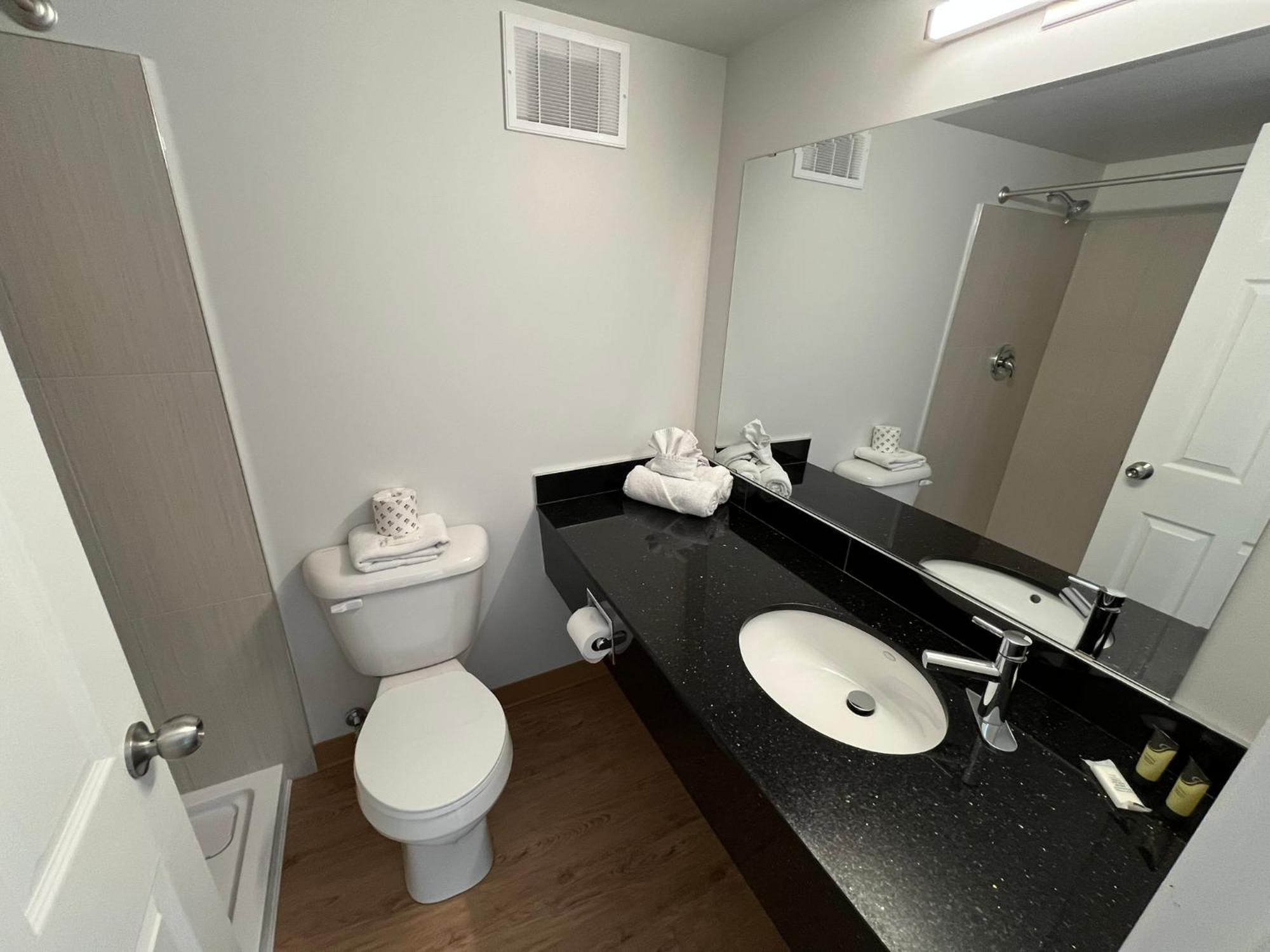 The Lodge Inn Эдмонтон Экстерьер фото
