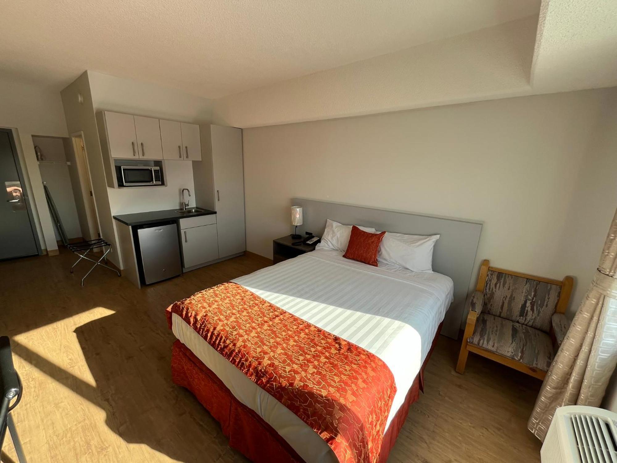 The Lodge Inn Эдмонтон Экстерьер фото