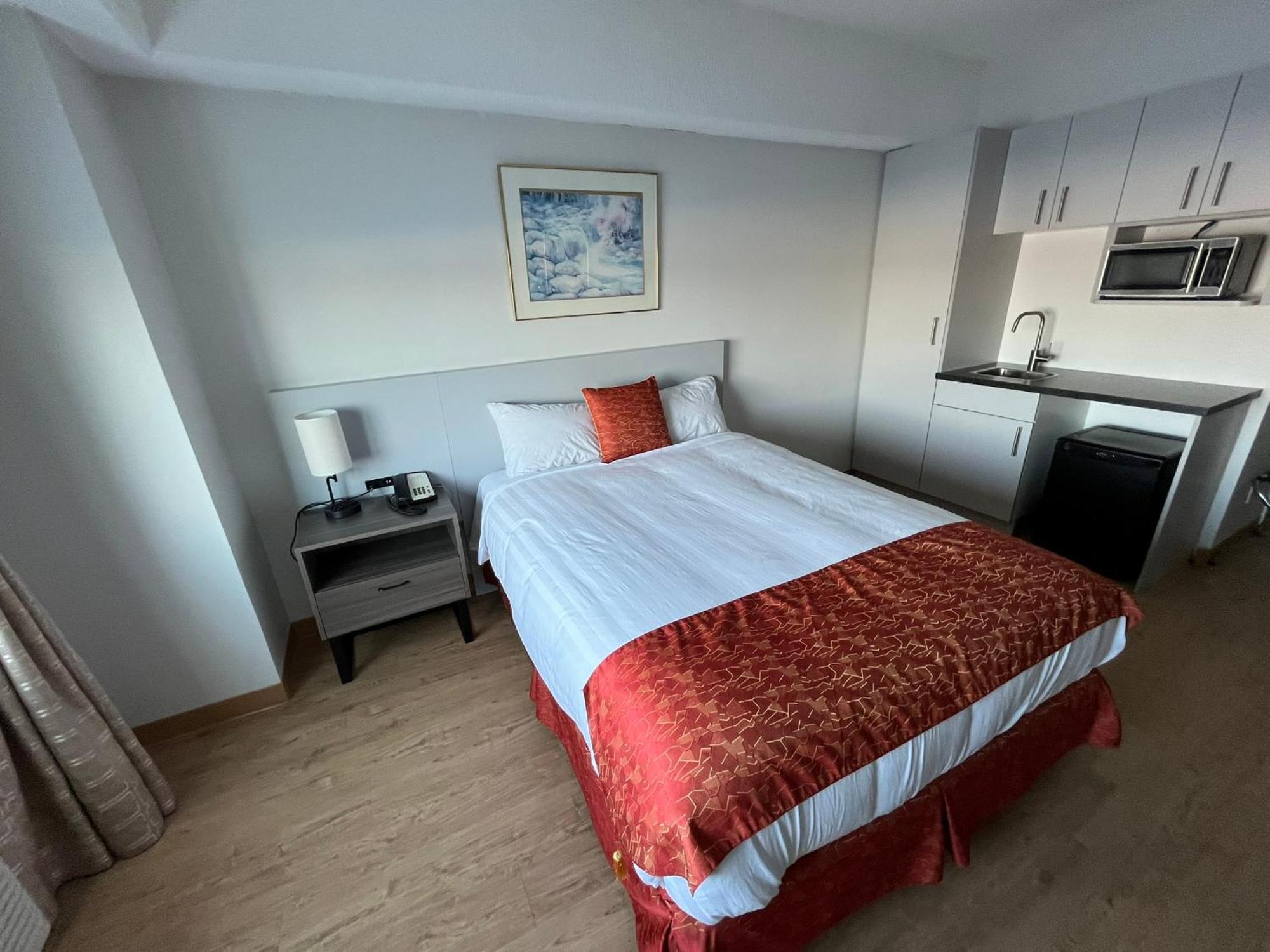 The Lodge Inn Эдмонтон Экстерьер фото